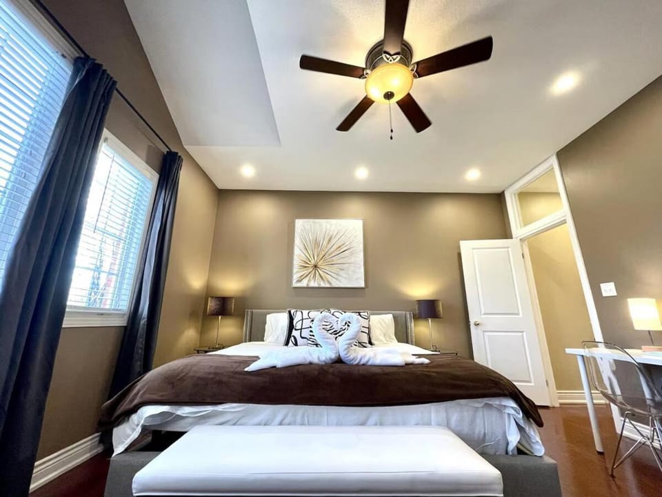 Paris Charm Modern 4B3B, Kitchen, Parking,5G Apartment in Richmond Hill