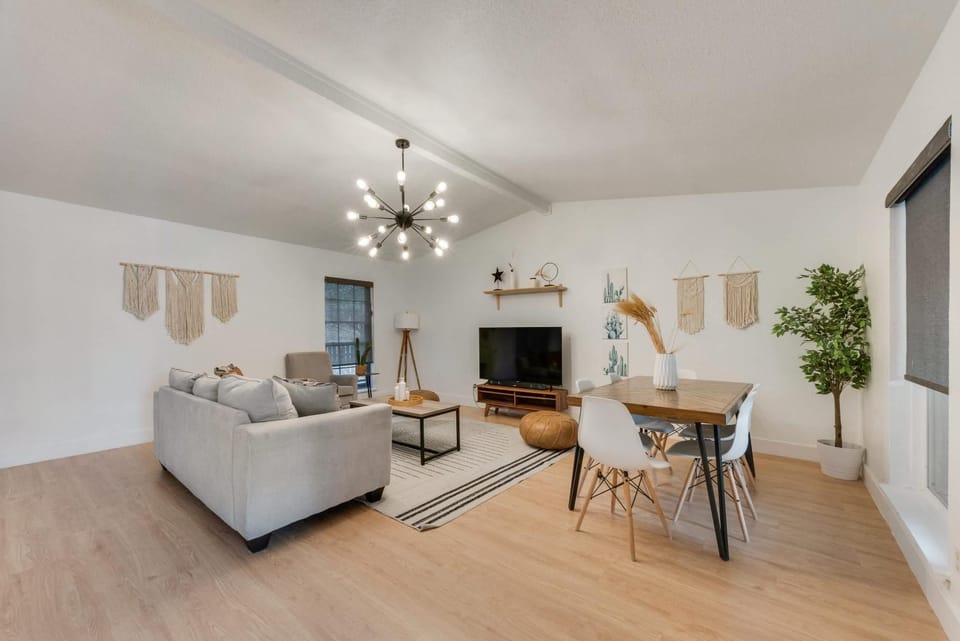 Cozy 5BR Pool House with Hot Tub Near The Lake House in Rowlett