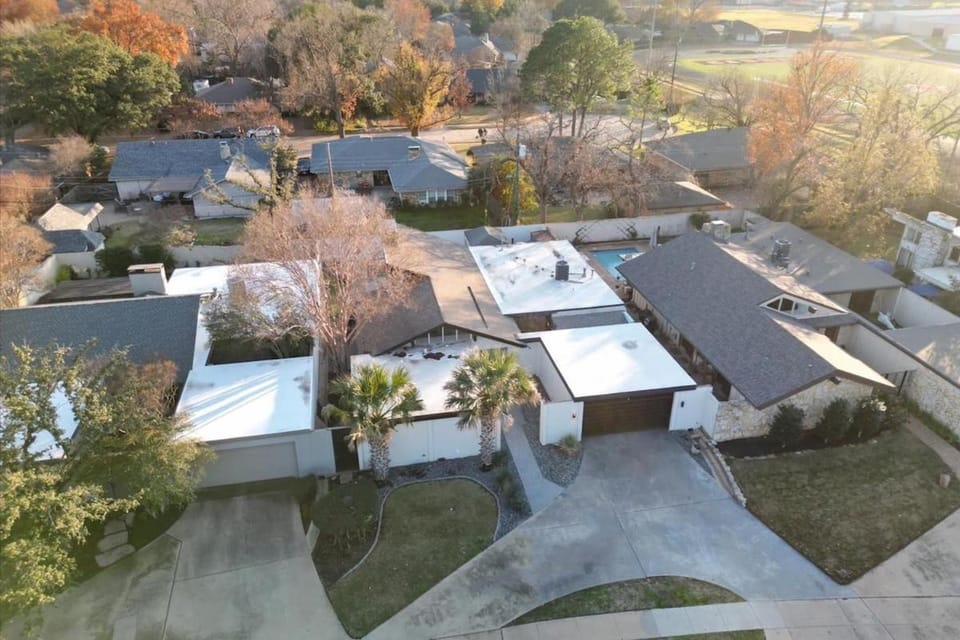 Majestic 4BR 2 5B Home with Mini Golf Pool & Billiards House in Irving