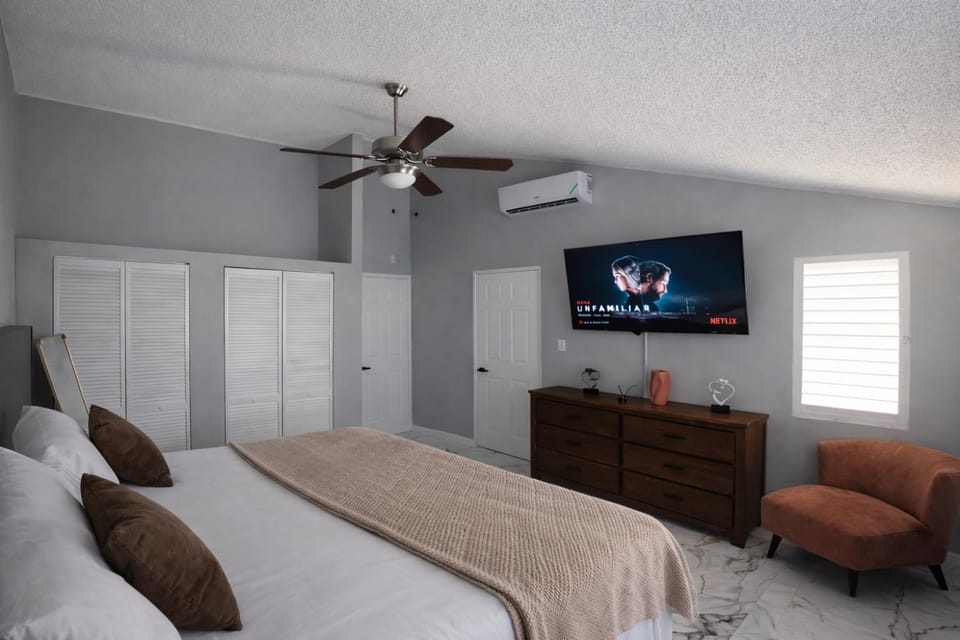 Bed, TV and multimedia, Bedroom