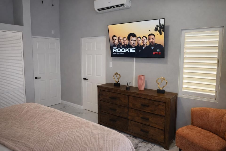 Bed, TV and multimedia, Bedroom, air conditioner