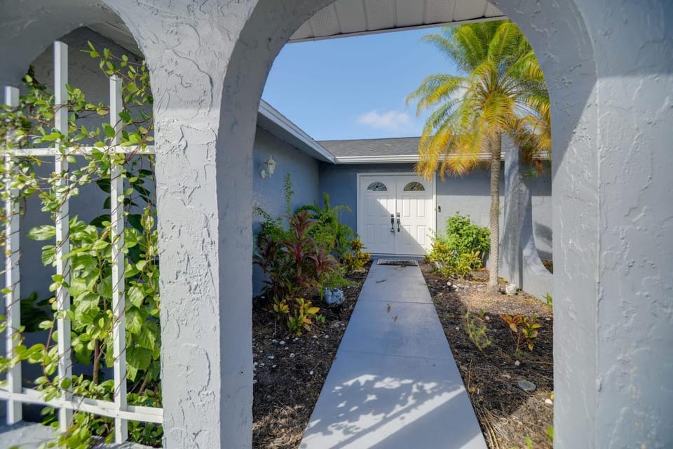 Heated Pool & BeachFront Villa with Soundproofed Doors in heart CapeCoral House in Cape Coral