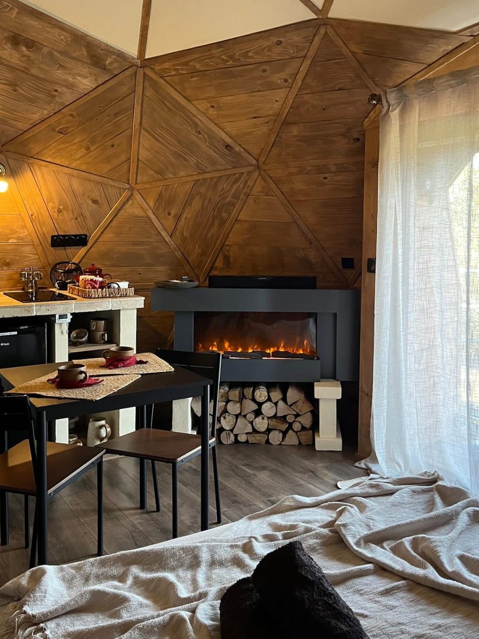 Dining area, fireplace