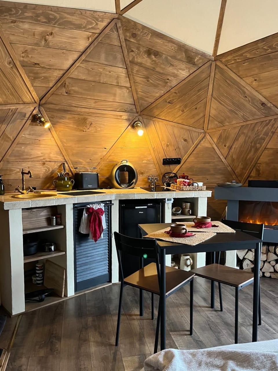 Kitchen or kitchenette, Dining area