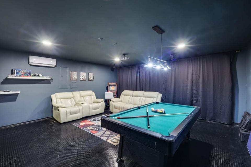 Elite 5BR Home with Game Room Hot Tub & Sauna House in Arlington