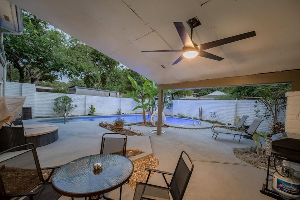 Luxury 5BR Home w Pool Cinema and Game Room House in Garland