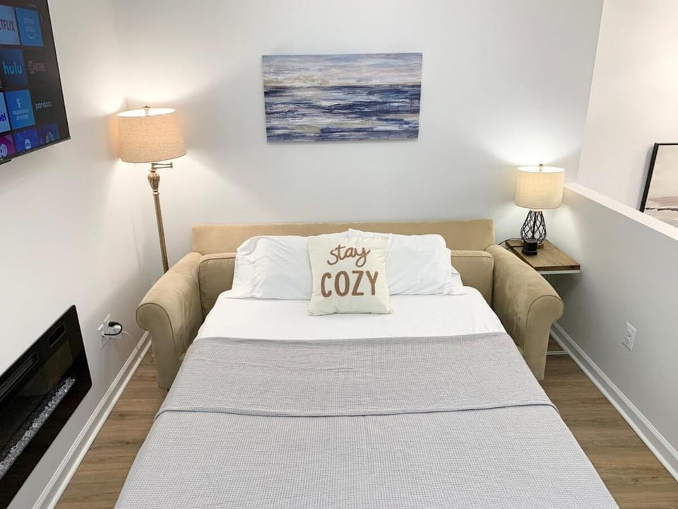 Bed, TV and multimedia, Photo of the whole room, Bedroom