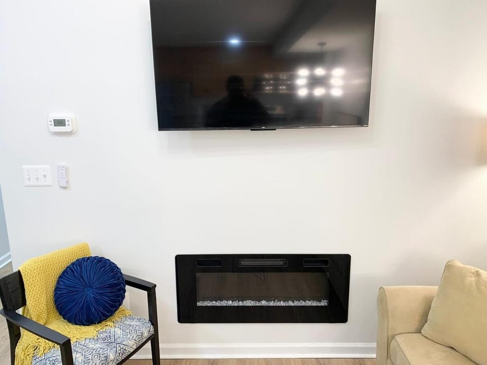 TV and multimedia, Living room, Seating area, fireplace