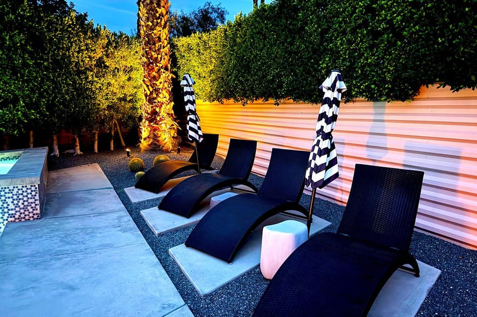 Day, Seating area
