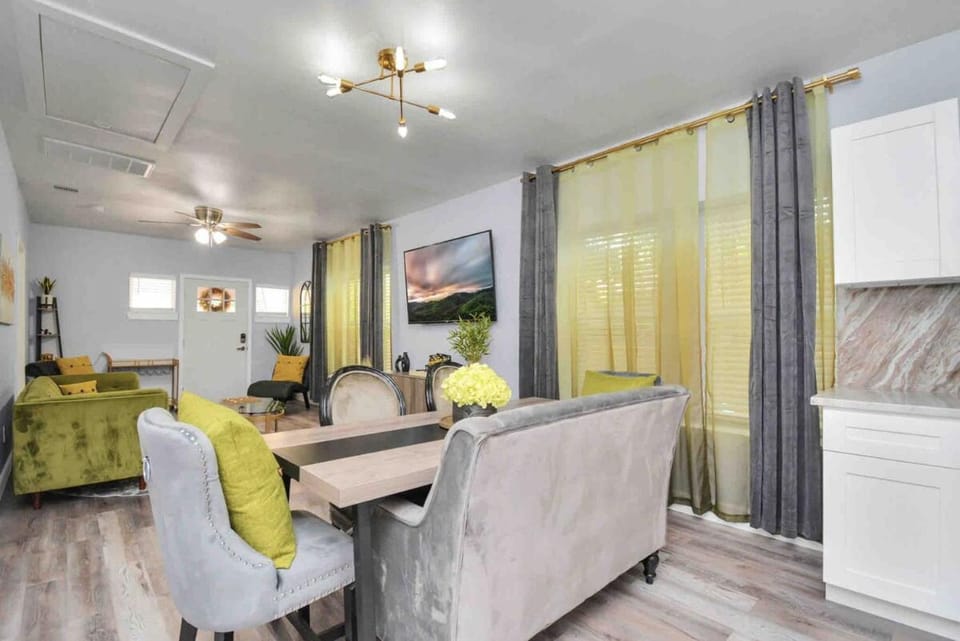 2 BR Cottage Midtown Downtown EADO House in Houston