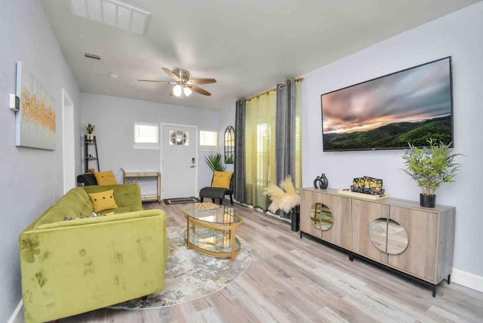 2 BR Cottage Midtown Downtown EADO House in Houston