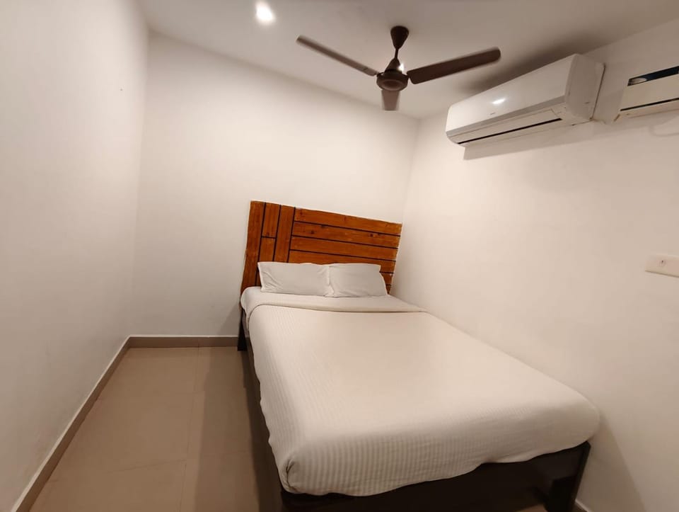 Bed, Photo of the whole room, Bedroom, air conditioner
