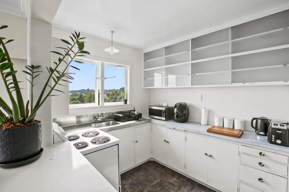 Coffee/tea facilities, Kitchen or kitchenette, microwave, stove, toaster