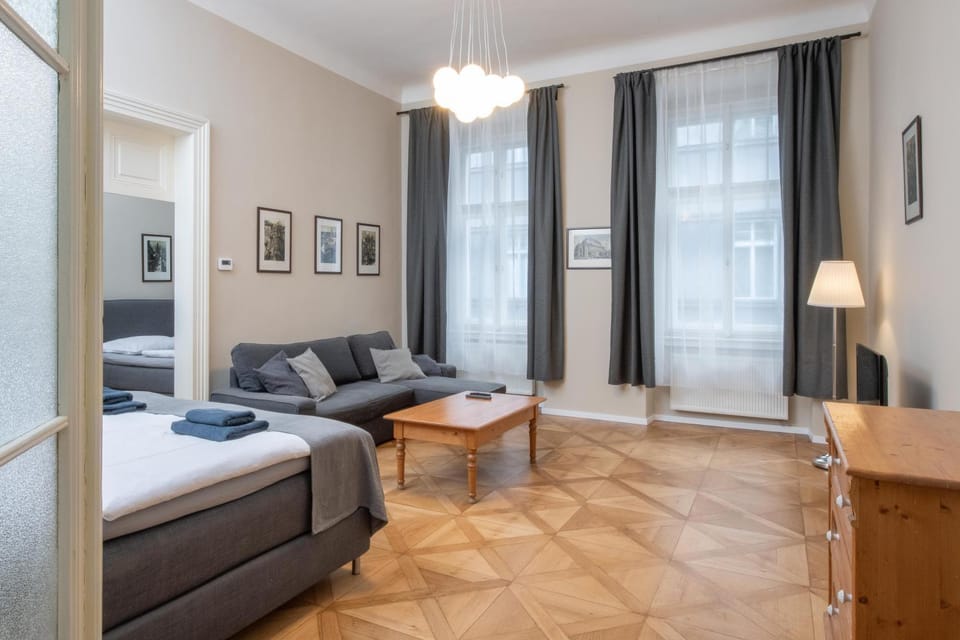 Bed, TV and multimedia, Living room