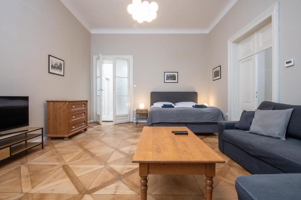 Bed, TV and multimedia, Living room