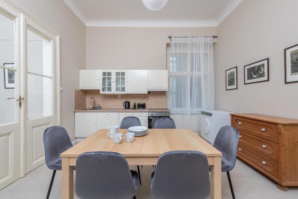 Coffee/tea facilities, Dining area, oven, stove, washing machine, kitchen