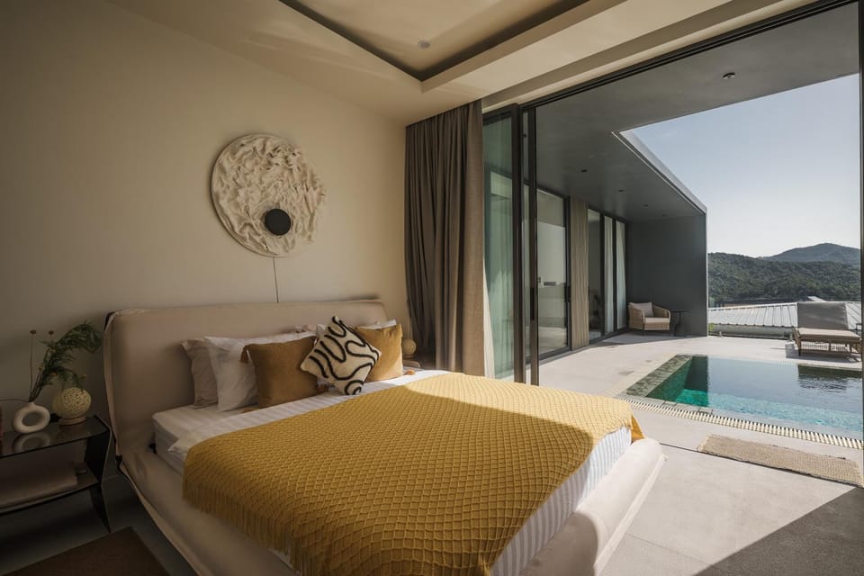 Bed, Photo of the whole room, Bedroom, Mountain view, Pool view, Swimming pool, sunbed