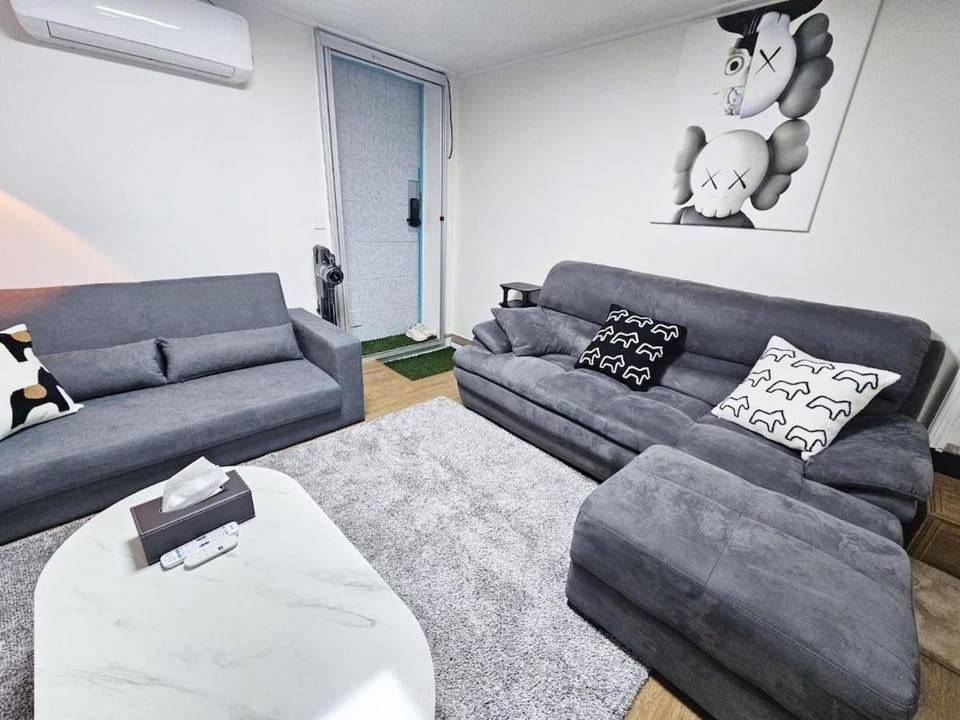 Gangnam Modern House 5 minutes from Yeoksam Station Sleeps 6 Apartment in Seoul