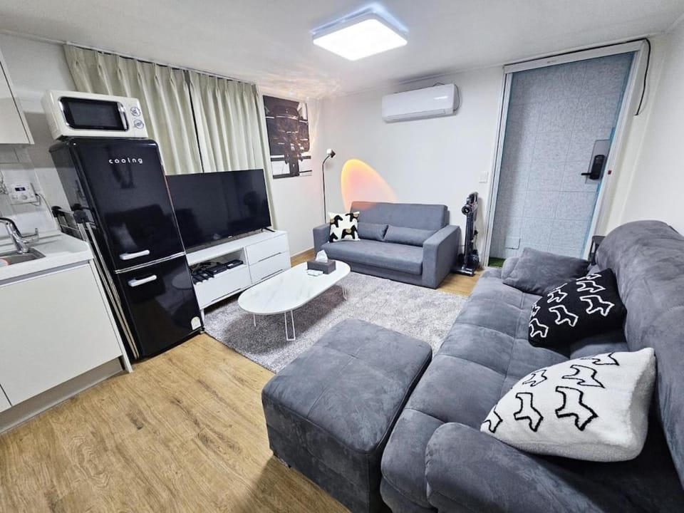 Gangnam Modern House 5 minutes from Yeoksam Station Sleeps 6 Apartment in Seoul