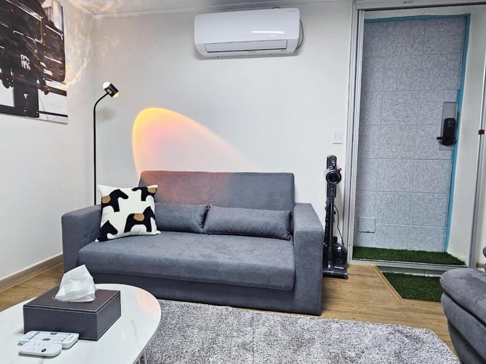 Gangnam Modern House 5 minutes from Yeoksam Station Sleeps 6 Apartment in Seoul