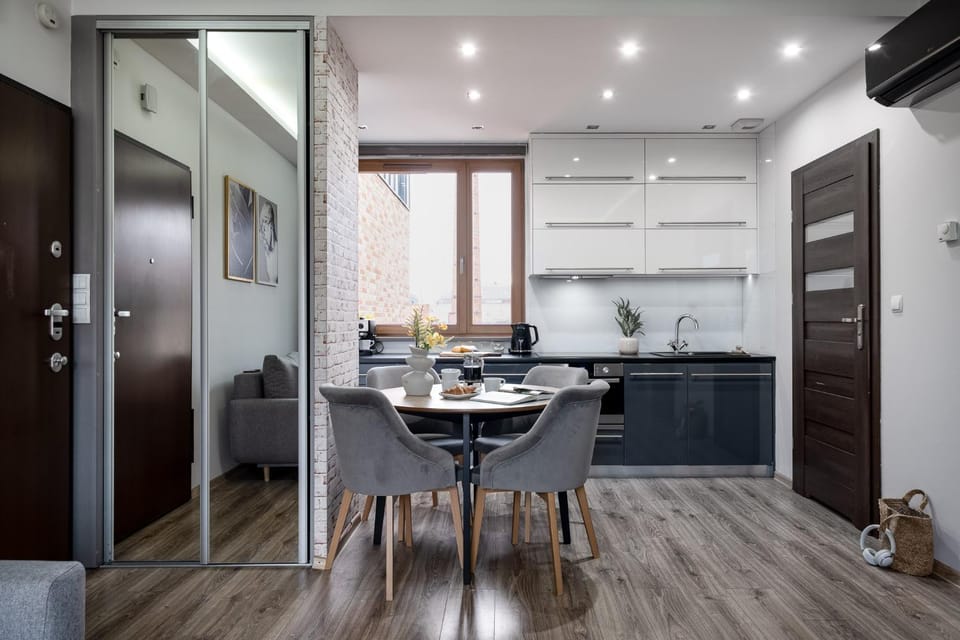 Kitchen or kitchenette, Dining area, stove