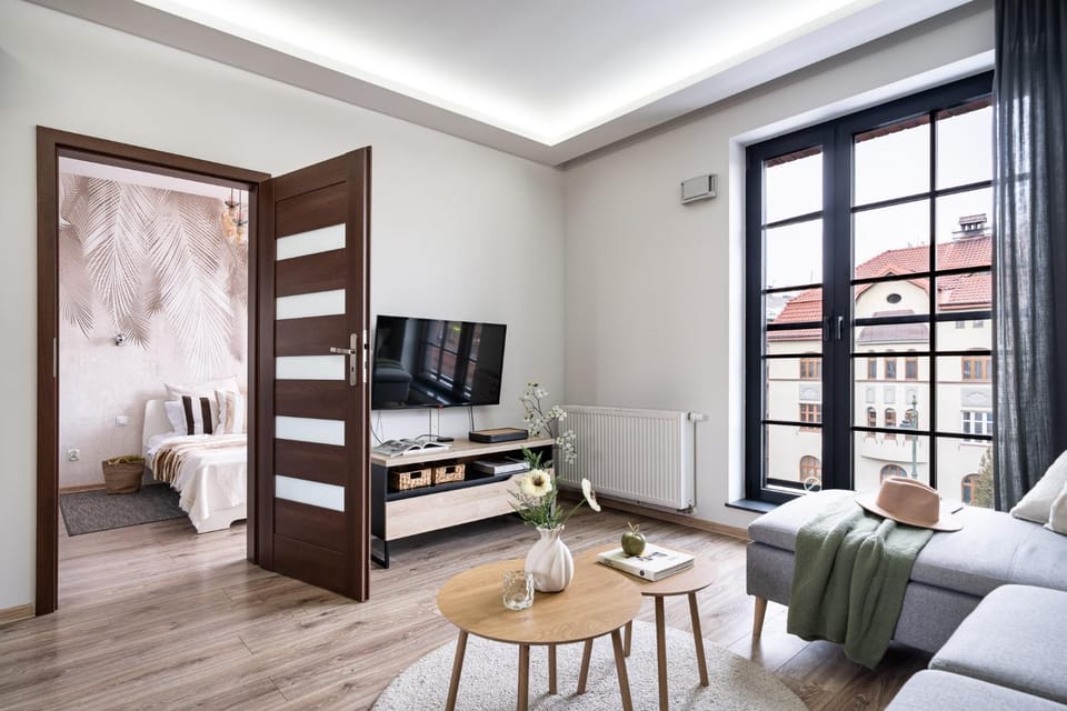 Communal lounge/ TV room, Bed, TV and multimedia, Living room, Seating area, Evening entertainment, Bedroom