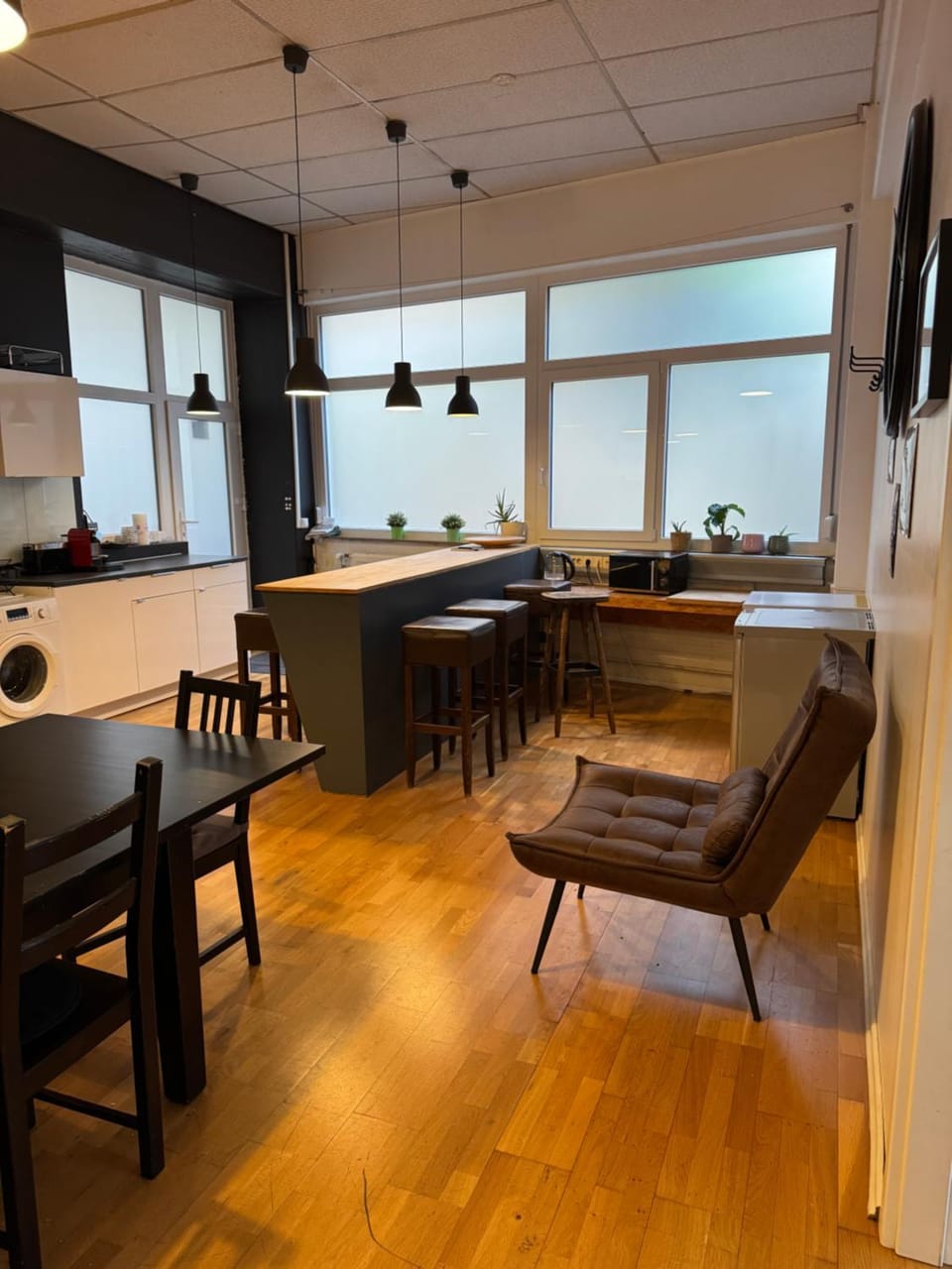 Kitchen or kitchenette, Living room, Seating area, Dining area