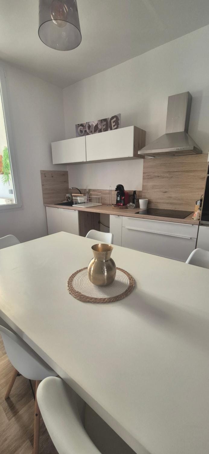 Kitchen or kitchenette, Dining area