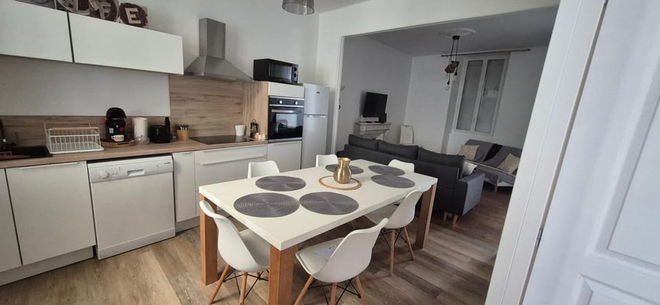 Coffee/tea facilities, Living room, Dining area, dishwasher, oven, stove, toaster