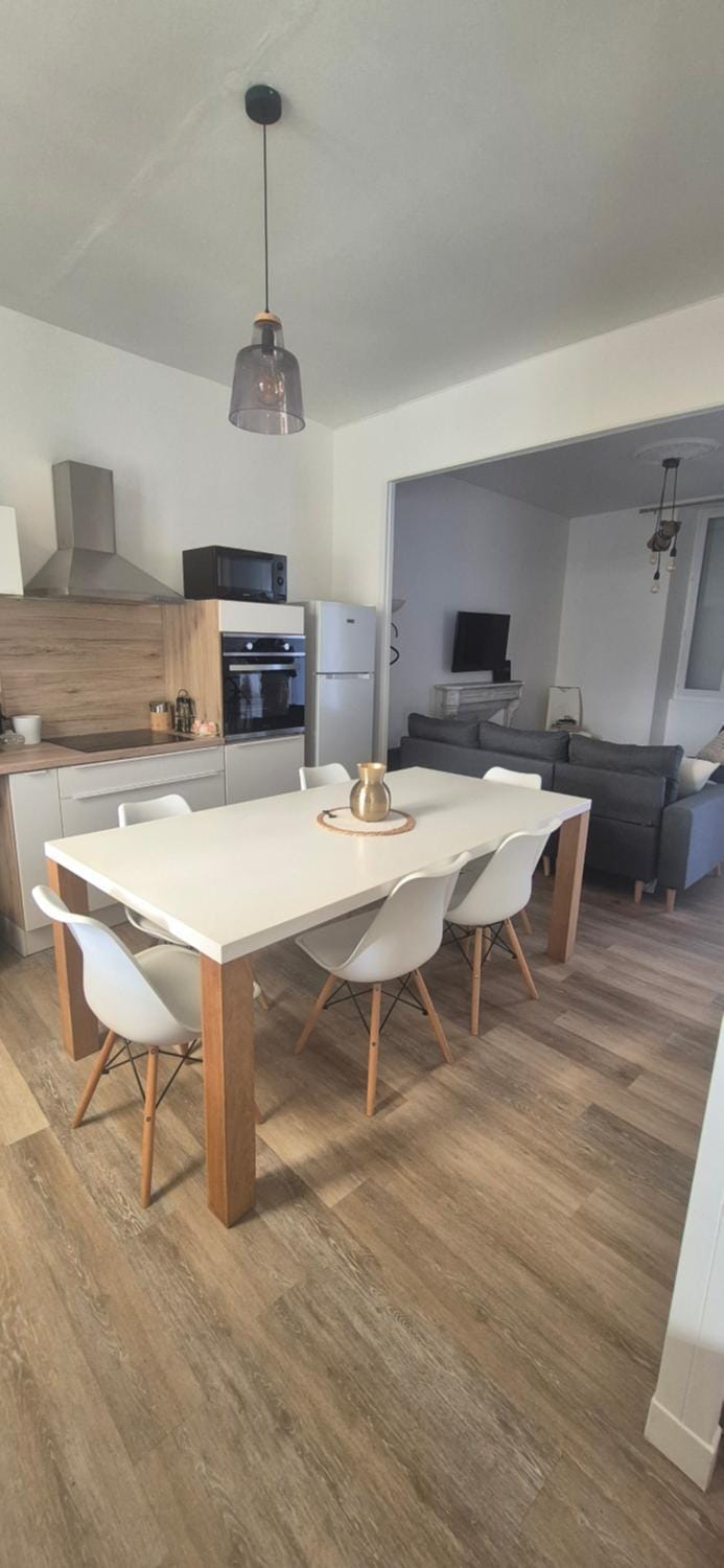 Kitchen or kitchenette, Dining area, stove