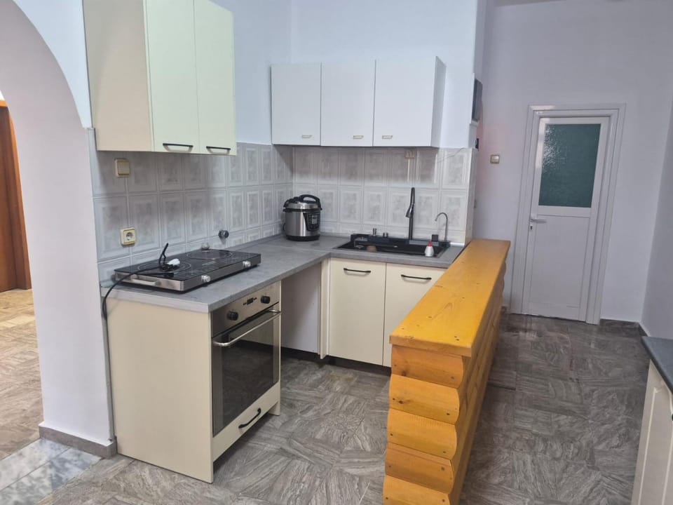 Kitchen or kitchenette, Communal kitchen, kitchen
