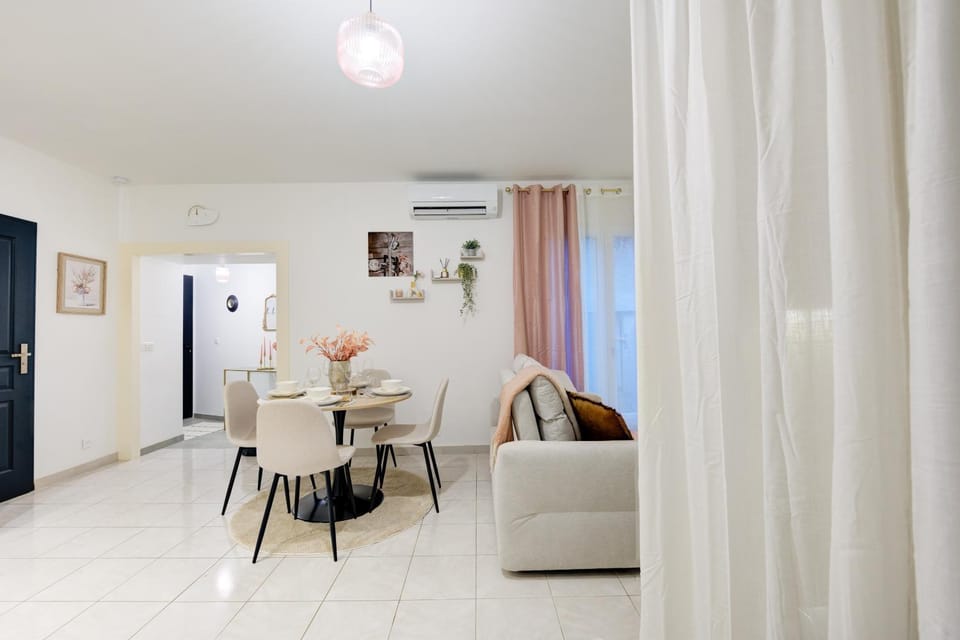 Kitchen or kitchenette, Dining area, air conditioner