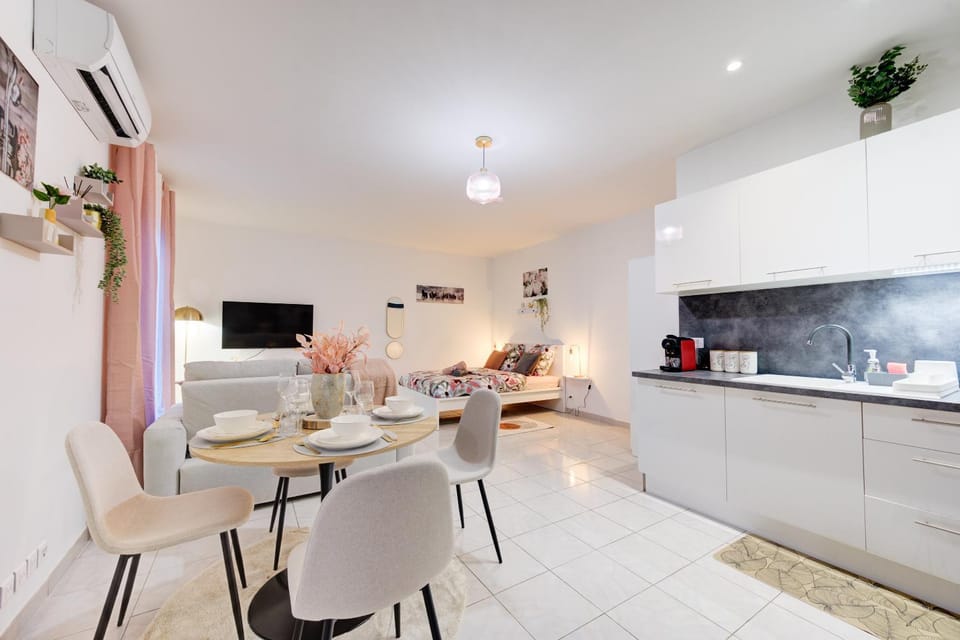 TV and multimedia, Kitchen or kitchenette, Living room, Seating area, Dining area