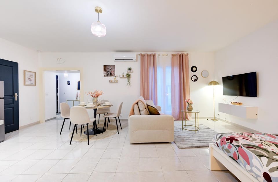 Communal lounge/ TV room, Living room, Seating area, Dining area