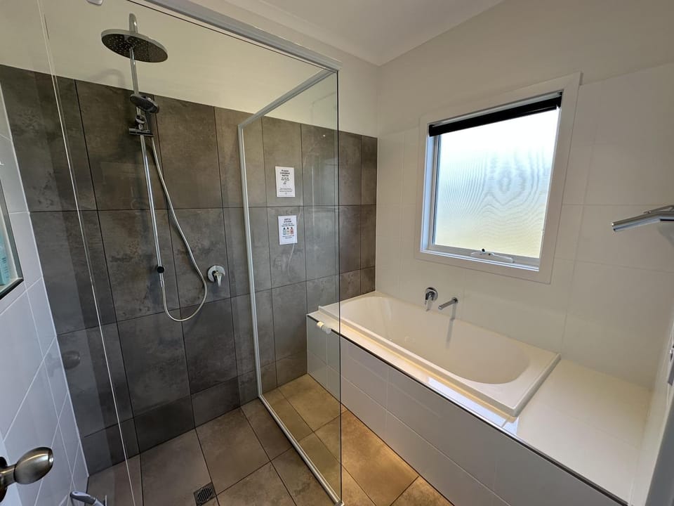 Shower, Toilet, Bathroom, Bath, towels