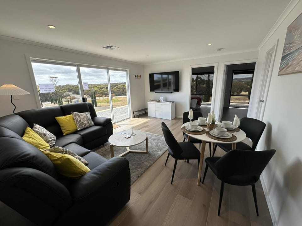 TV and multimedia, Living room, Seating area, Dining area