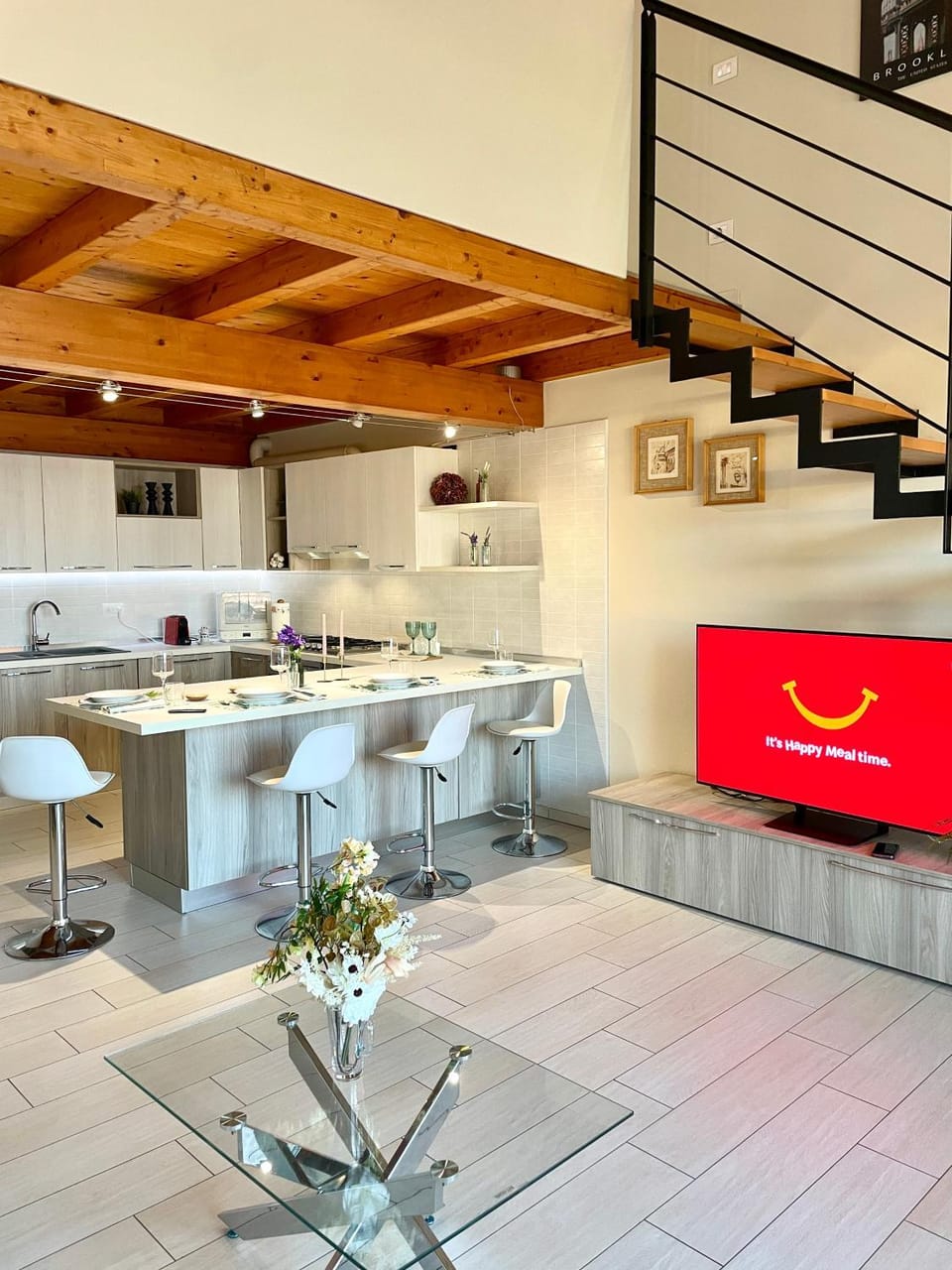 Kitchen or kitchenette, Seating area, Dining area