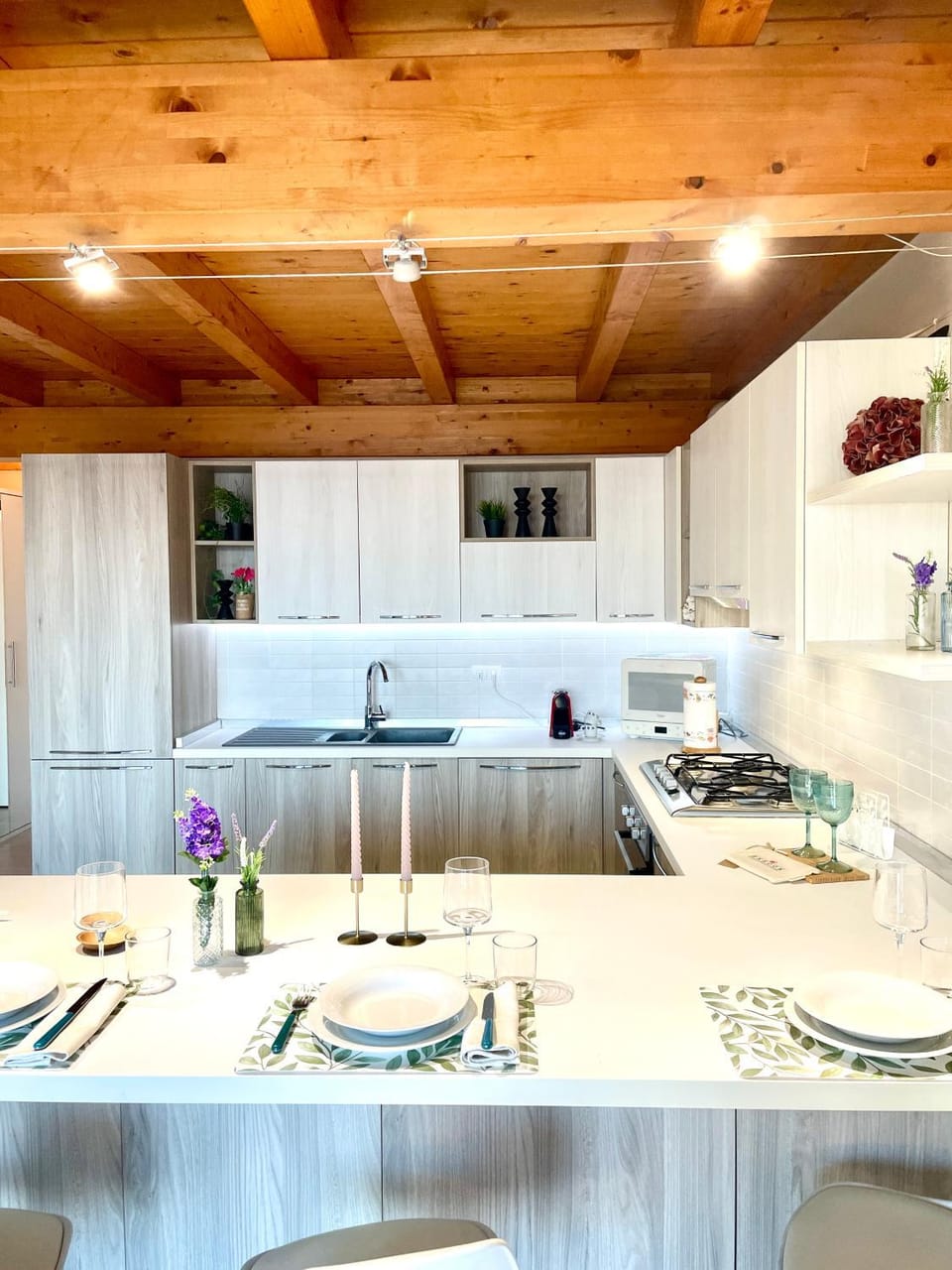 Kitchen or kitchenette, Dining area