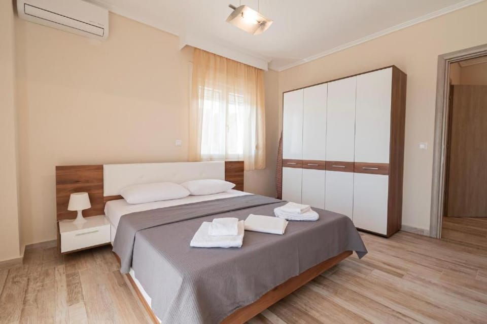 Bedroom, towels, wardrobe, air conditioner