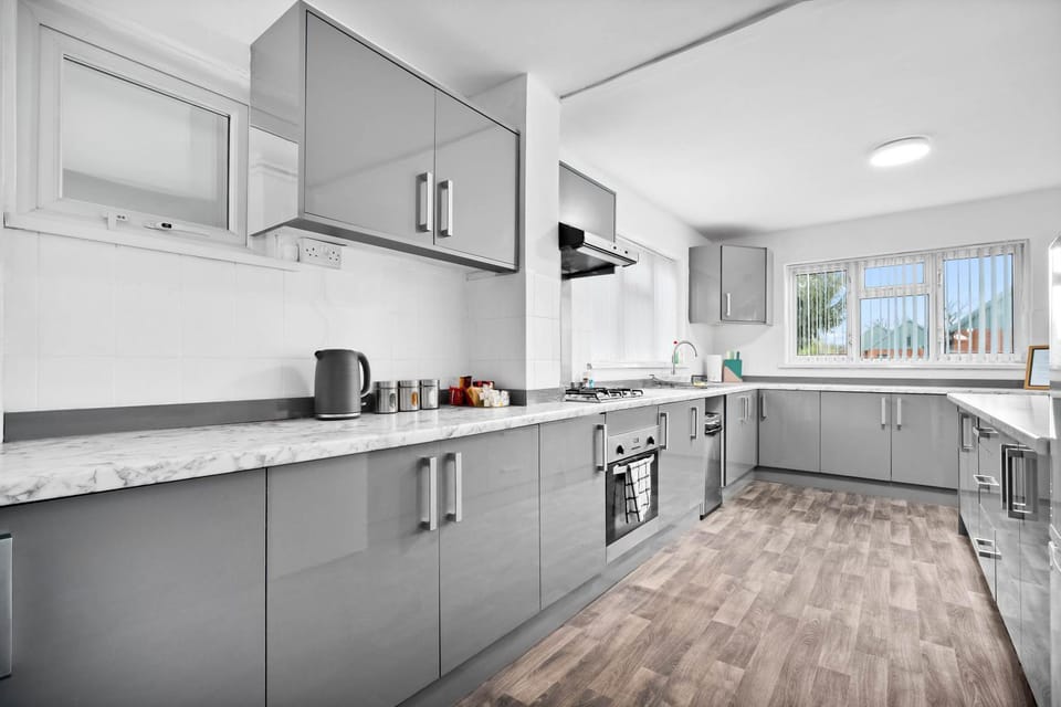 Coffee/tea facilities, oven, toaster, kitchen