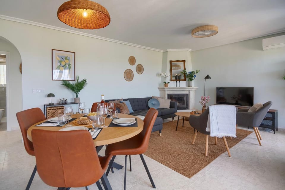 TV and multimedia, Living room, Seating area, Dining area