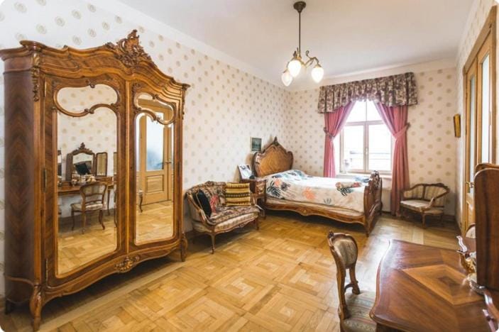 Bed, Photo of the whole room, Seating area, Bedroom
