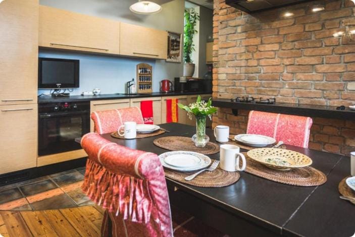 Coffee/tea facilities, Kitchen or kitchenette, Seating area, Dining area