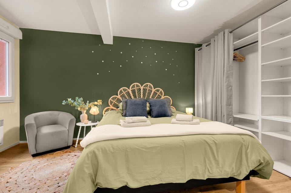 Bed, Photo of the whole room, Bedroom, wardrobe