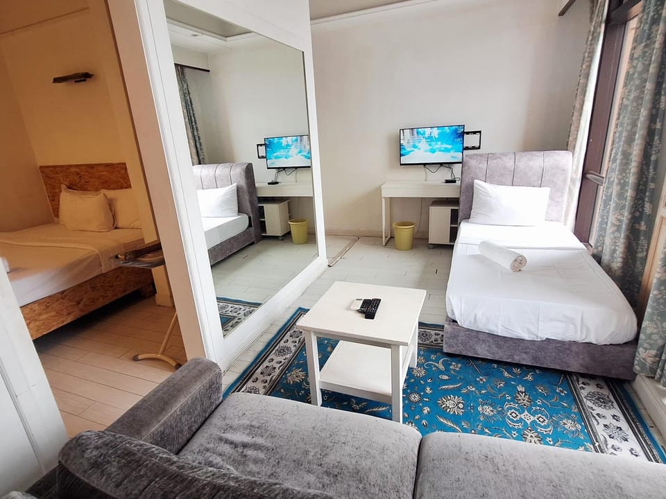 Bed, TV and multimedia, Photo of the whole room