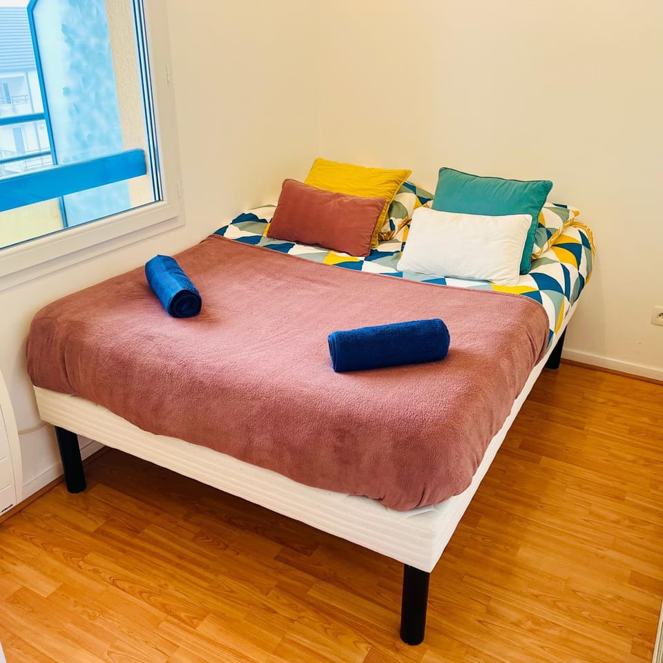 Bed, Bedroom, towels