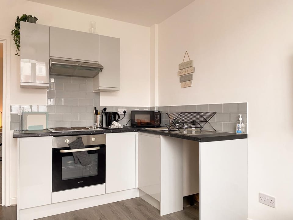 Coffee/tea facilities, Kitchen or kitchenette, oven, stove, toaster