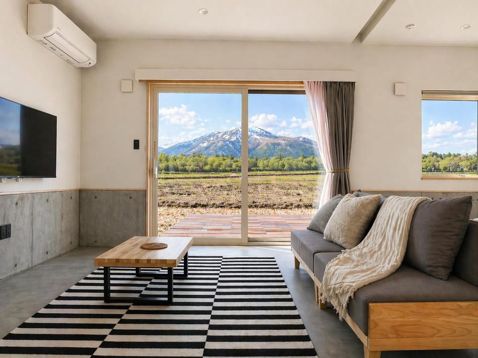 Communal lounge/ TV room, Day, Natural landscape, TV and multimedia, Living room, Seating area, Mountain view
