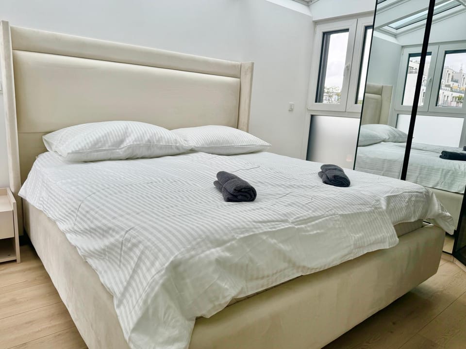 Luxury Rooftop Apartment with Balcony - 15 min to Center Apartment in Vienna