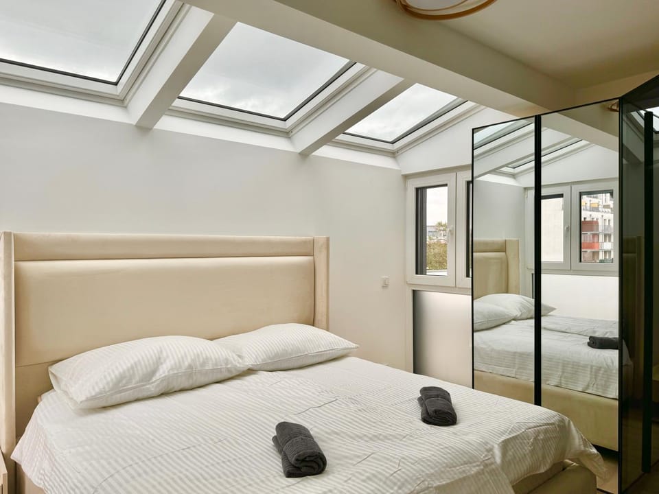 Luxury Rooftop Apartment with Balcony - 15 min to Center Apartment in Vienna